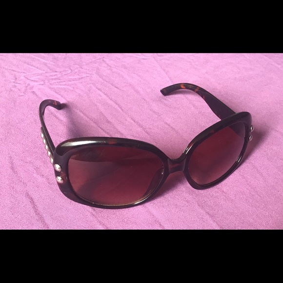 Sunglasses ✨$5 add on✨ - Picture 5 of 6